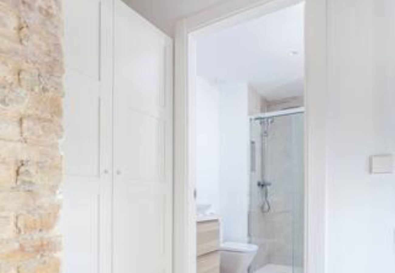 Kids room Two single beds Spacious Family friendly Ensuite bathroom Ruzafa Close to the supermarket Close to restaurants